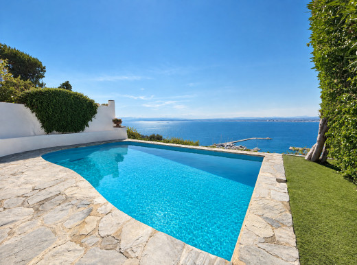 Villa mit privatem Pool und Panoramablick auf die Bucht von Roses.
