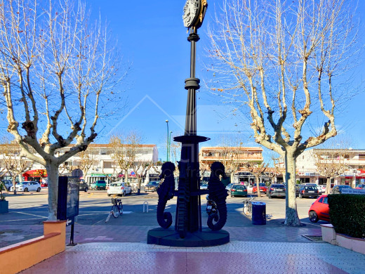 Piso con vistas al mar y parking privado en Empuriabrava
