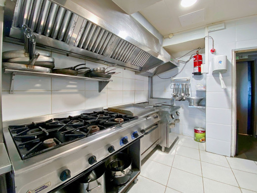 Restaurante en venta con amarre para embarcaciones en Roses