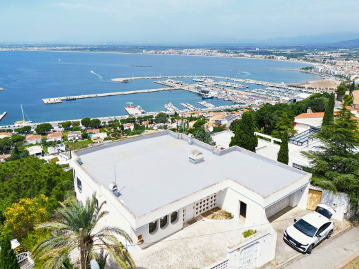Villa with 180º sea views for sale in Roses, to renovate