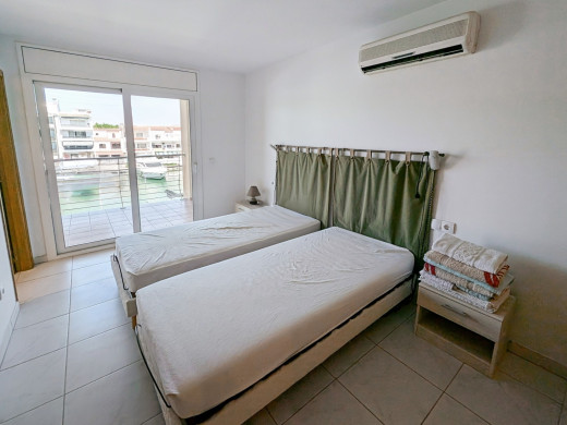 3 apartment building with garage and 20 m mooring in Empuriabrava