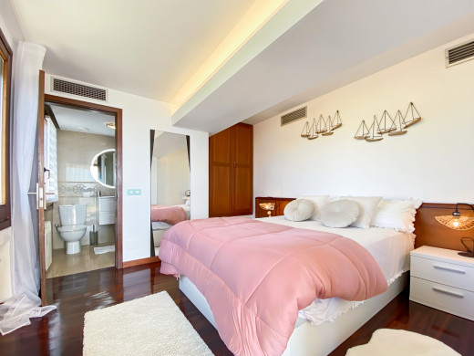 Villa de lujo con vistas panorámicas al mar y licencia turística en Roses