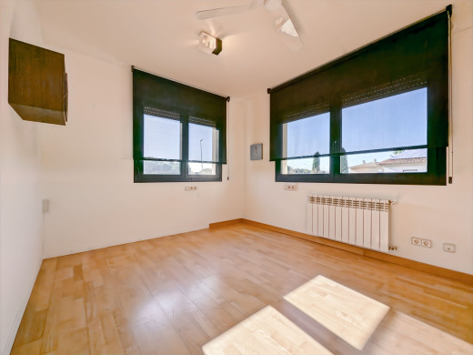 Maison de luxe à l'Escala avec grand jardin, piscine et garage