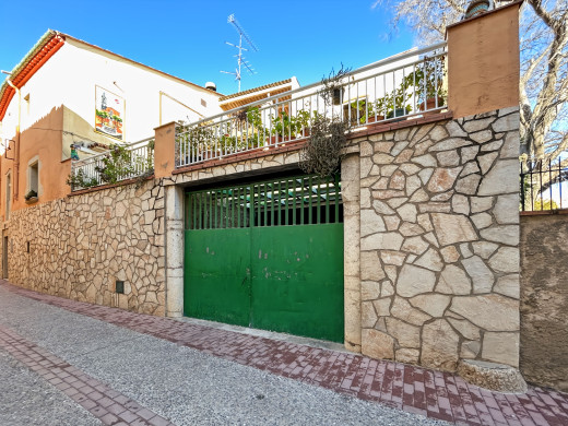 Gran casa de pueblo en Borrassà con mucho potencial