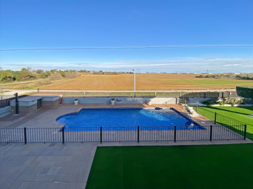 Haus mit Pool, Garten und Garage in Vilamalla