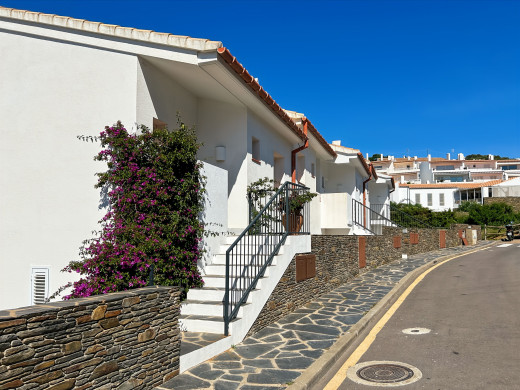Casa con garaje en venta en Cadaqués, vista al mar y cerca de la playa