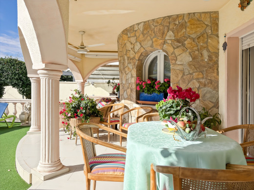 Maison à Empuriabrava avec piscine et garage, près de la plage