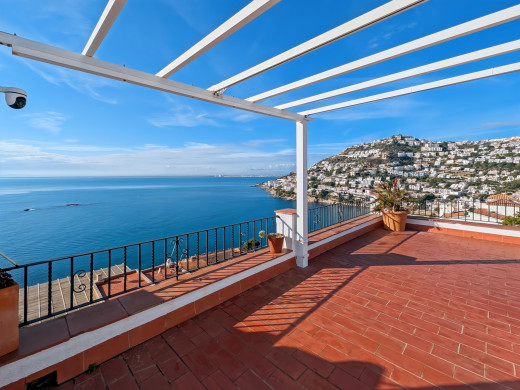 House in Roses-Canyelles, 180° panoramic sea view with swimming pool and private garage