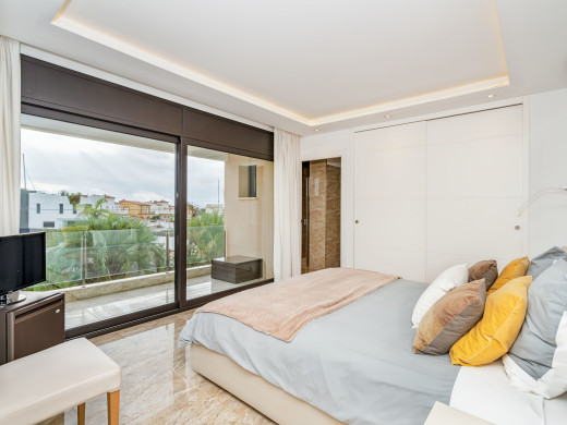 Exceptional villa with a 28 m mooring for sailboats / catamarans