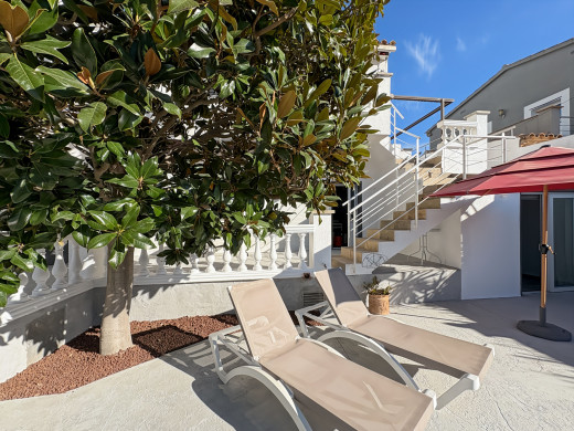 House with a tourist licence, 3 flats and a swimming pool