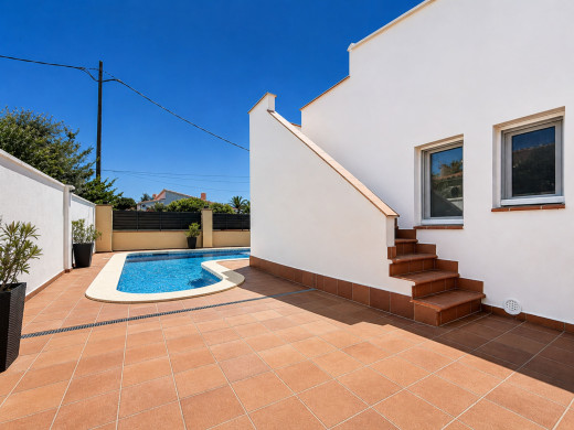 Einstöckiges Haus mit großer Garage und Swimmingpool in Roses