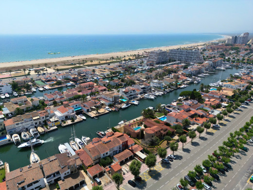House with a 14-metre mooring before the bridges, in Empuriabrava