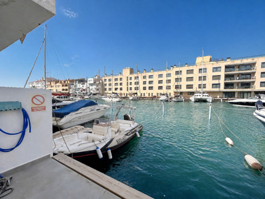 Casa con amarre privado de 12 x 4,6 m en Empuriabrava, con licencia turística