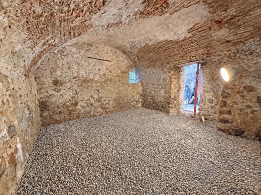 Village house to renovate opposite Bellcaire d’Empordà Castle