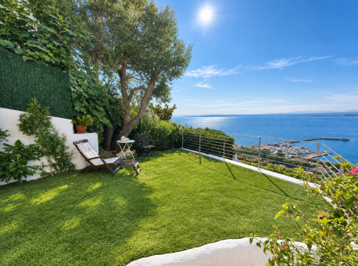 Villa mit privatem Pool und Panoramablick auf die Bucht von Roses.