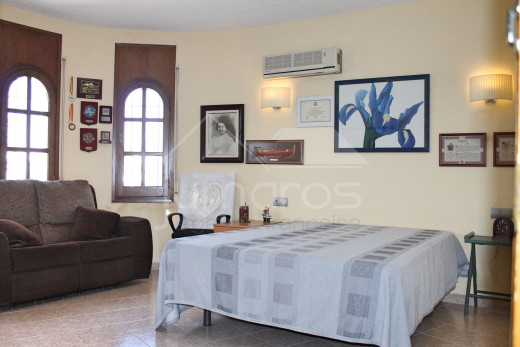 Villa canal con 4 dormitorios, piscina y amarre privado.