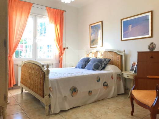 3 chambres, piscine privée, garage fermé et 2 places parking