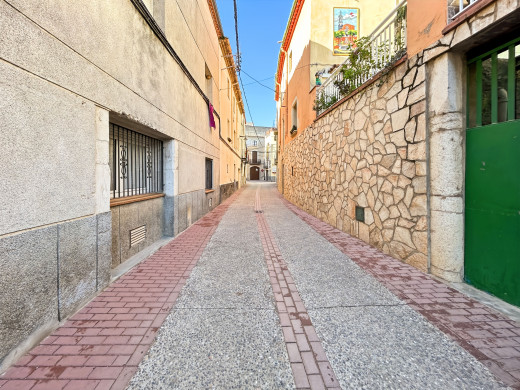 Gran casa de pueblo en Borrassà con mucho potencial