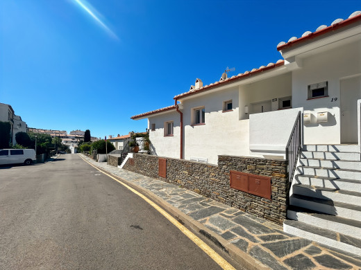 Casa con garaje en venta en Cadaqués, vista al mar y cerca de la playa