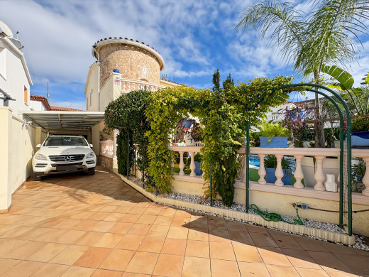 Maison à Empuriabrava avec piscine et garage, près de la plage