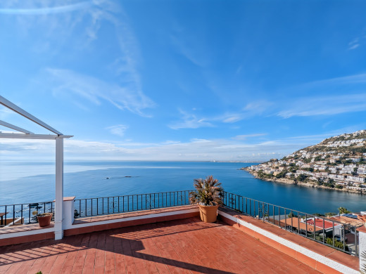 House in Roses-Canyelles, 180° panoramic sea view with swimming pool and private garage