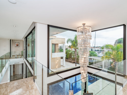 Exceptional villa with a 28 m mooring for sailboats / catamarans