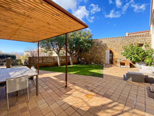Maison avec grand jardin et loft indépendant au coeur du village