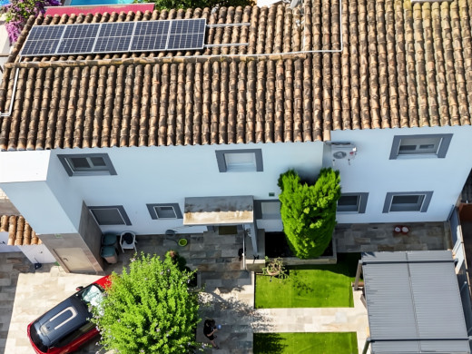 House with a tourist licence, 3 flats and a swimming pool