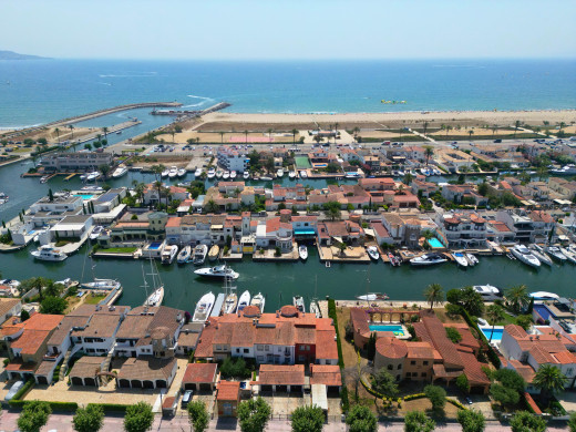 House with a 14-metre mooring before the bridges, in Empuriabrava