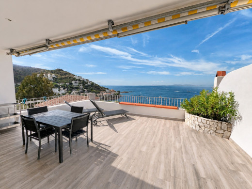 Piso con vistas al mar en la última planta, con terraza y garaje, en Canyelles