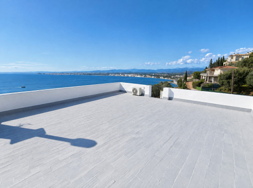 Villa mit privatem Pool und Panoramablick auf die Bucht von Roses.