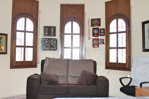 Villa canal con 4 dormitorios, piscina y amarre privado.