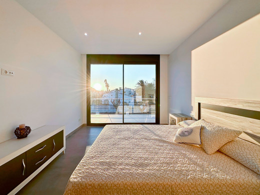 Villa moderne construite en 2020 à Empuriabrava