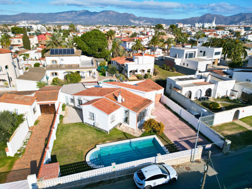 Charmante maison de plain-pied avec piscine à Empuriabrava