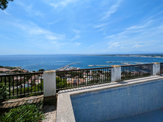 Villa with 180º sea views for sale in Roses, to renovate
