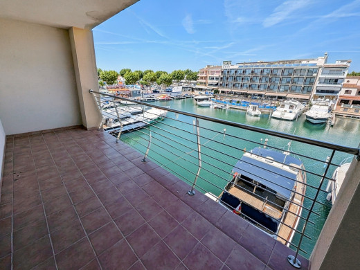 3 apartment building with garage and 20 m mooring in Empuriabrava