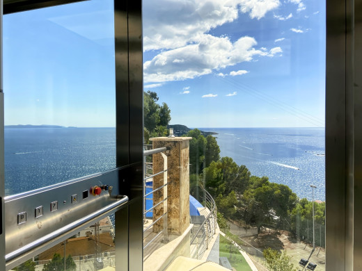 Villa de lujo con vistas panorámicas al mar y licencia turística en Roses