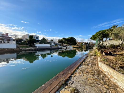 House with private mooring in Empuriabrava