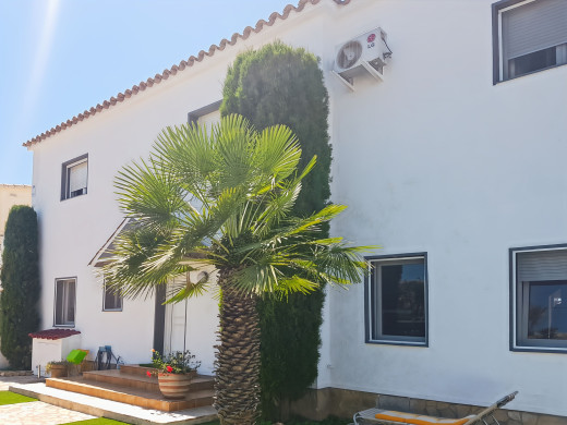 House with a tourist licence, 3 flats and a swimming pool