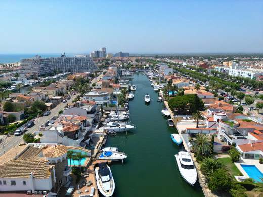 House with a 14-metre mooring before the bridges, in Empuriabrava