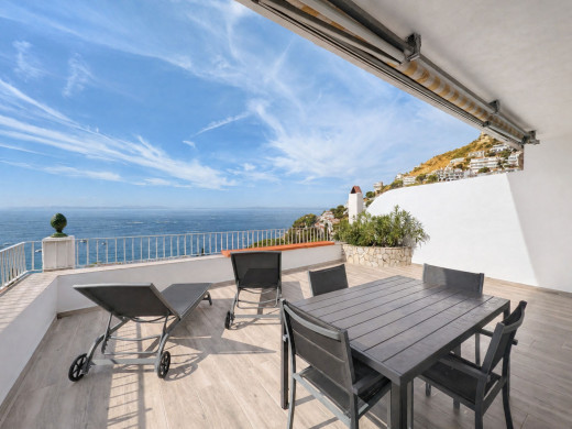 Piso con vistas al mar en la última planta, con terraza y garaje, en Canyelles