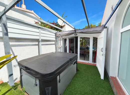 Ebenerdiges Haus mit Pool und Garten in Empuriabrava