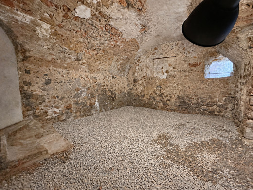 Village house to renovate opposite Bellcaire d’Empordà Castle