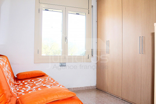 Villa canal con 4 dormitorios, piscina y amarre privado.