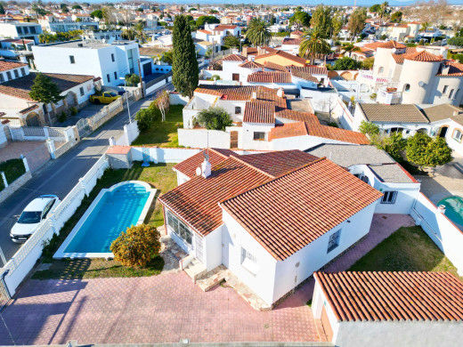 Charmante maison de plain-pied avec piscine à Empuriabrava
