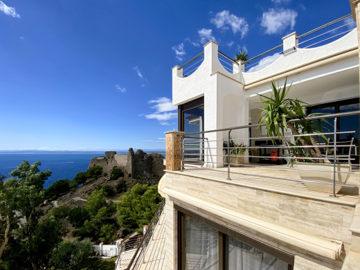 Villa de lujo con vistas panorámicas al mar y licencia turística en Roses