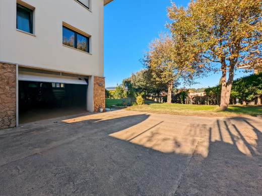 Maison de luxe à l'Escala avec grand jardin, piscine et garage