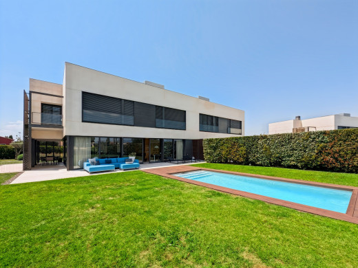 Villa with golf views in Peralada, swimming pool and lift