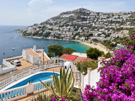 House in Roses-Canyelles, 180° panoramic sea view with swimming pool and private garage