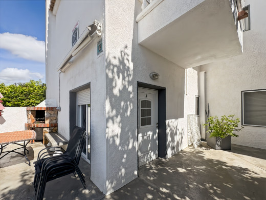 House with a tourist licence, 3 flats and a swimming pool